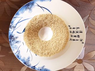 11、香炸麻团,再放入白芝麻里面打个滚