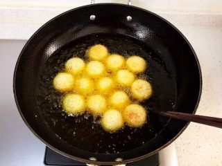 16、香炸麻团,炸制麻团表面定型后用筷子轻轻翻动