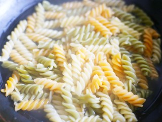 3、墨鱼杂蔬炒螺丝意面,锅内水烧开后加点盐，下螺丝面开锅后煮10分钟分钟，喜欢更软嫩点的就多煮2分钟捞出后过一下凉水沥干，然后加10克玉米油拌匀防止面和面粘在一起????