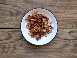 3、玉米粑粑,若羌红枣洗净去核将枣肉剪碎备用。