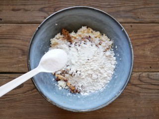 8、玉米粑粑,加适量白糖。