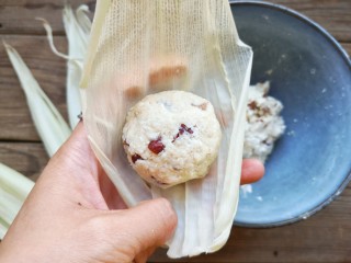 11、玉米粑粑,放入玉米叶中。