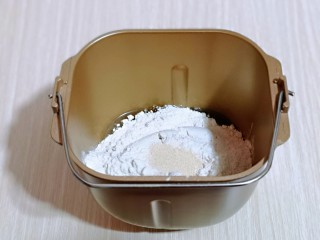 5、香甜松软的喜饼,加入面粉,最后加入酵母粉,启动面包机,揉面15分钟。