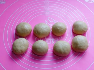 9、香甜松软的喜饼,松弛好的面团收口朝下,捏紧,再揉圆。