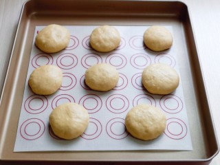 10、香甜松软的喜饼,放在垫好油纸的烤盘中,用收轻轻按压,并间隔距离。