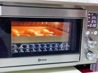 11、香甜松软的喜饼,放入烤箱中层37°二次发酵20分钟。
