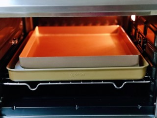 13、香甜松软的喜饼,再放上一个烤盘,如图。