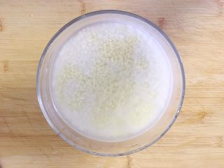 2、暖胃皮蛋瘦肉粥,米洗干净后提前泡在水里备用，水里加几滴食用油，这样会使煮出来的粥更加软烂好吃