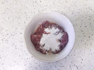 3、暖胃皮蛋瘦肉粥,猪肉按照纹理切丝，放入淀粉和食盐搅拌均匀