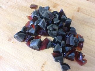 6、暖胃皮蛋瘦肉粥,煮粥的同时切好皮蛋丁