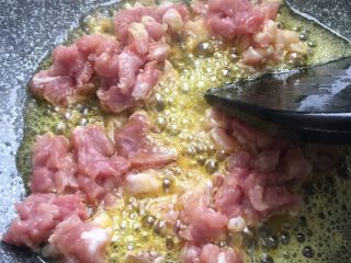 11、糯米烧卖,熬出油后放入瘦肉丁