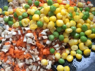 12、糯米烧卖,依次加入香菇，胡萝卜，玉米粒，豌豆