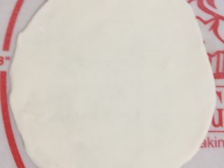 20、糯米烧卖,擀成中间厚周围薄的面皮准备开始包馅料
