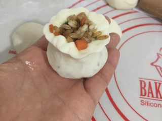 21、糯米烧卖,这是包好的样子，我的包法是：面皮放入馅料后用右手的虎口包住面皮，左手将馅料压着，右手开始旋转，边旋转边捏紧形成这样的收口就可以了，依次全部做完