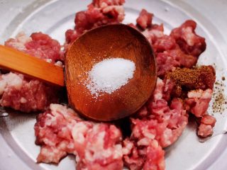 4、西葫芦猪肉发面包,再根据个人口味，加入适量的盐调味。