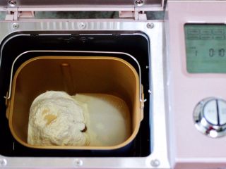12、西葫芦猪肉发面包,把称重的中筋面粉和清水放入面包机里，放入酵母开始和面。