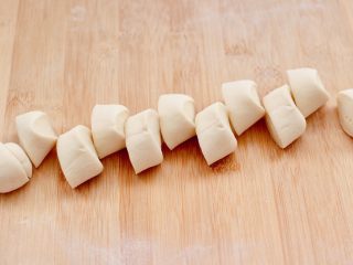 15、西葫芦猪肉发面包,把醒发好的面团，排气揉匀后、搓成长条，用刀切成大小一致的剂子。