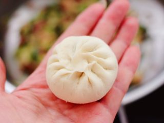18、西葫芦猪肉发面包,包成自己喜欢的模样即可。
