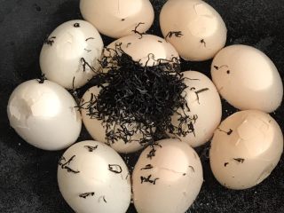 6、茶叶蛋,倒入红茶