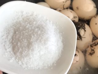 8、茶叶蛋,倒入食盐