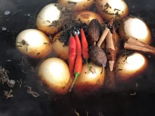 11、茶叶蛋,将所有食材倒入后混合均匀