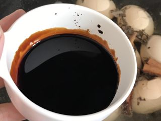 10、茶叶蛋,倒入老抽