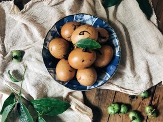 15、茶叶蛋,盛出碗内 咔嚓咔嚓 茶叶蛋就做好啦