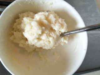 3、超软拉丝北海道土司（2个）,在低粉中冲入烧开的牛奶后，搅拌均匀，放凉待用。