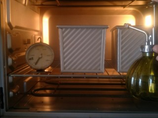 18、超软拉丝北海道土司（2个）,发酵的时候时不时的往烤箱喷上水帮助发酵