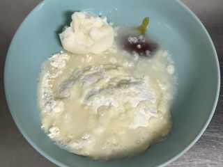 5、咸味香葱芝麻小酥饼,用100度的开水烫面,用筷子搅拌成絮状,用手揉匀。