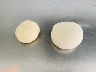 6、咸味香葱芝麻小酥饼,左⬅️面是油酥,右➡️面是油皮,油皮一定要揉至光滑,这个环节也可以用面包机、厨师机来代替揉面。这里重点强调是为了后面制作出成品不混酥。