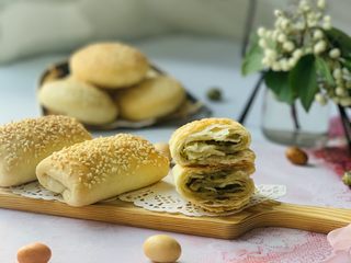 16、咸味香葱芝麻小酥饼,做了咸、甜两味,甜的香甜可口,久食不厌;咸的开人食欲,会让人爱不释手。