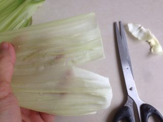 1、中式点心玉米粑粑,玉米外皮剪头剪尾，修剪好备用