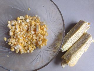 2、中式点心玉米粑粑,用刀将玉米粒剔下来