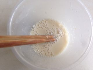 3、中式点心玉米粑粑,酵母溶于30克温水里