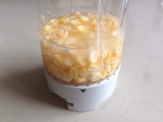 4、中式点心玉米粑粑,将88克玉米粒和75克清水放进搅拌机里