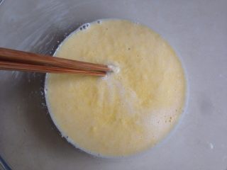 6、中式点心玉米粑粑,将玉米浆放进盆里，加入细砂糖，拌匀，使糖溶解。再将酵母液倒入，拌匀