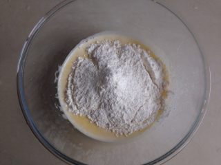 7、中式点心玉米粑粑,将面粉倒入，面粉量依浓稠度调节