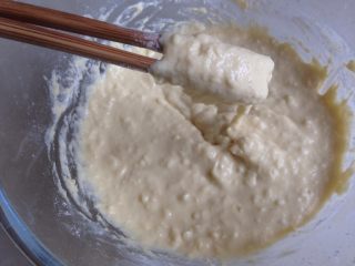 8、中式点心玉米粑粑,用筷子拌成如图状态