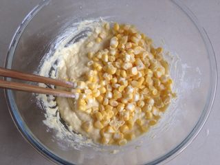 9、中式点心玉米粑粑,倒入剩余的玉米粒