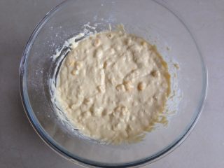 11、中式点心玉米粑粑,静置好的面糊发酵有两倍大