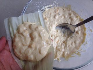 12、中式点心玉米粑粑,用大汤匙将面糊勺在玉米外皮1/2处，大概50克一份，总共做了7个