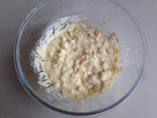 10、中式点心玉米粑粑,拌匀，盖上保鲜膜，室温下静置40分钟