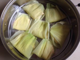 13、中式点心玉米粑粑,折叠好放入蒸锅里
