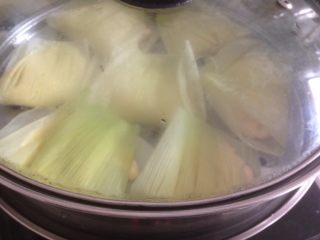 14、中式点心玉米粑粑,冷水上锅蒸，水烧开后，转中火蒸15分钟