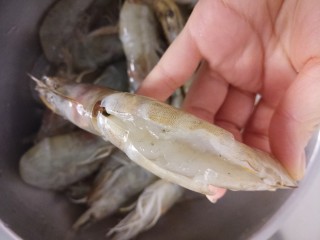 2、鲜虾粥,剪掉虾须，开背去掉虾线
