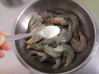 3、鲜虾粥,然后腌一下，放一勺盐