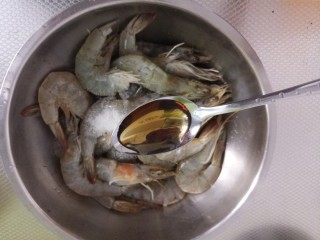 4、鲜虾粥,一勺料酒，腌15分钟