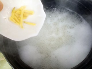 10、鲜虾粥,然后放入姜丝