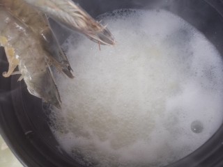 12、鲜虾粥,把粥煮的烂一些，然后再放入虾